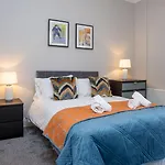 Queens Large 2 Bdr & 1 Bdr Apartments By Belfast City Breaks