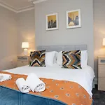 Queens Large 2 Bdr & 1 Bdr Apartments By Belfast City Breaks