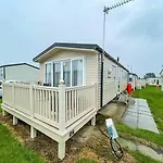 Superb 8 Berth Caravan For Hire At A Great Holiday Park In Norfolk Ref 50007A