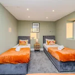 3 Bedrooms & 2 Bathroom Holiday Flat Right Next To Brighton Beach