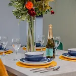 3 Bedrooms & 2 Bathroom Holiday Flat Right Next To Brighton Beach