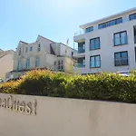 Newquay, Beach Charm And Town Vibes With Parking