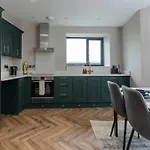 Chic 37 West Luxury Apt - Portrush