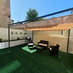 Modern Garden Flat Close To Beach