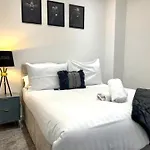 Impeccable 2-Bed Apartment-En-Suite