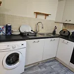 Stunning 2-Bed Apt-Freeparking Close To City