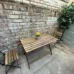 Orange Rentals: Charming 2-Bedroom, Free Parking!