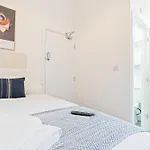 4 Bedroom 4 Bathroom House - Prime Location - Free Parking, Fast Wifi And Smart Tvs By Yoko Property