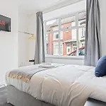 4 Bedroom 4 Bathroom House - Prime Location - Free Parking, Fast Wifi And Smart Tvs By Yoko Property