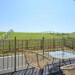 Spacious 1 Bed Apt - Stunning Views & Private Parking - 5 Mins To Beach - Dog Friendly - Close To Ventnor, Shanklin & Sandown - Ideal For Friends, Families & Business Travellers - Sleeps Up To 4 Guests - Managed By 