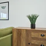 Spacious 1 Bed Apt - Stunning Views & Private Parking - 5 Mins To Beach - Dog Friendly - Close To Ventnor, Shanklin & Sandown - Ideal For Friends, Families & Business Travellers - Sleeps Up To 4 Guests - Managed By 