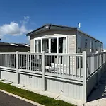 The Retreat 16 - Pet Friendly, Wifi, And A Bath - Golden Palm Resort - Meadow Lakes Caravan & Lodge Hire