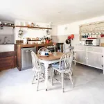 Charming Cottage Near Beach!