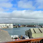 Penthouse 3 - Spacious Harbourside Apartment With Stunning Sea Views