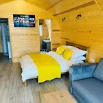 Ffrith Beach Glamping With Hot Tub