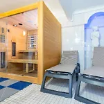Red Lea Apartments With Pool & Spa Access