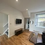 Modern 4 Bedroom House Central, Sleeps 7 People,