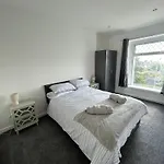 Modern 4 Bedroom House Central, Sleeps 7 People,