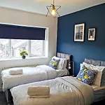 Modern Maisonette Ideal For Larger Groups, Contractors And Professionals