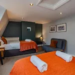 Central Three Bedroom Flat I Sleep Upto 9 Guests