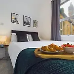 Modern 1-Bedroom Retreat In Westcliff With Fully Equipped Kitchen And Streaming Services