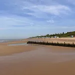 Coastal Nest - Premium Flat,3 Minutes To The Beach
