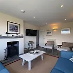 Pedwar Gwynt-4 Bed-Sea Front Bungalow-Ravenspoint Road