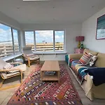 Pedwar Gwynt-4 Bed-Sea Front Bungalow-Ravenspoint Road