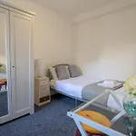 Spacious 5 Bed House, Perfect For Groups, Great Location