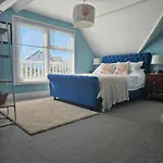 Large Falmouth Town House, Near The Beach