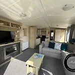 The Retreat 38, Pet Friendly, Wifi, Central Heating, Bed Linen - Meadow Lakes Caravan & Lodge Hire