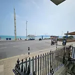 Spacious Seafront Apartment, Beach & Sea Views, Parking