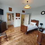 Christie Mansion - Luxury Cottages