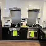 6 Bed Flat Astor House By Pureserviced