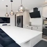 Halstock House - Lovely Modern Family House