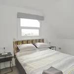 Loft Apartment With Parking, Walk To Shops & Bars