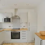 Loft Apartment With Parking, Walk To Shops & Bars