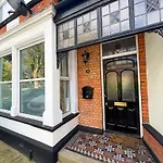 Classically Designed One Bedroom Flat With Parking