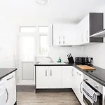 Beach Walk - Two Bedroom Apartment With Seaviews And Parking