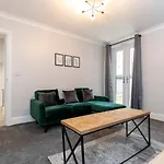 Modern 2 Bedroom Perfect For Family Friends And Workers