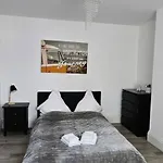 Bournemouth Town Walk To Beach Train Bus Clubs Night Life Parking Kitchen Tv Etc