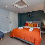 Super Central Three Bedroom Flat I Next To Brighton Beach I Sleep 9 Guests