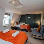 Super Central Three Bedroom Flat I Next To Brighton Beach I Sleep 9 Guests