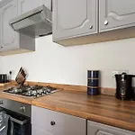 Suite #2 - Central Location - Private Ensuite, Smart Tv, Fast Wifi And Free Parking - By Yoko Property