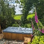 Dreckly Cabin - Lydcott Glamping With Cornish Sea Views