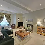 Edinburgh Elegant 1-Bedroom City Apartment