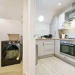 Pass The Keys Luxury Retreat Cafes And Shopping Queens Uni