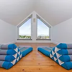 Rooftops Braunton, Stylish Beach House - Fantastic Views - Hot Tub Hire - Sleeps 8