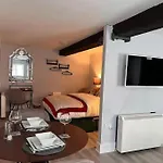 Peaceful City Centre - Studio Apartment