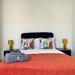 Sleeps 7 - Spacious 3 Bed House W Free Parking